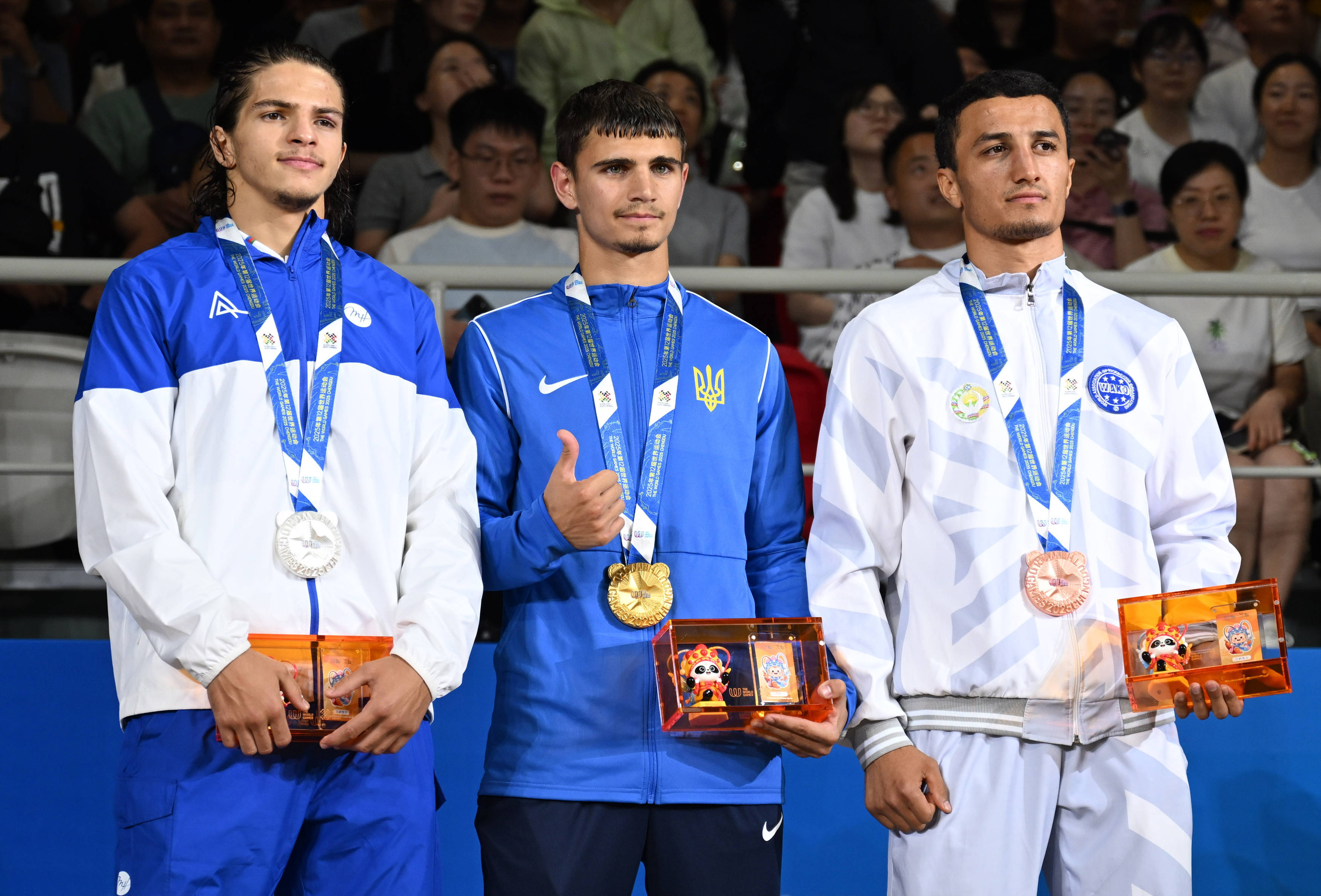 一场胜利的比赛赢得了观众的掌声! 一场胜利的比赛赢得了观众的掌声!