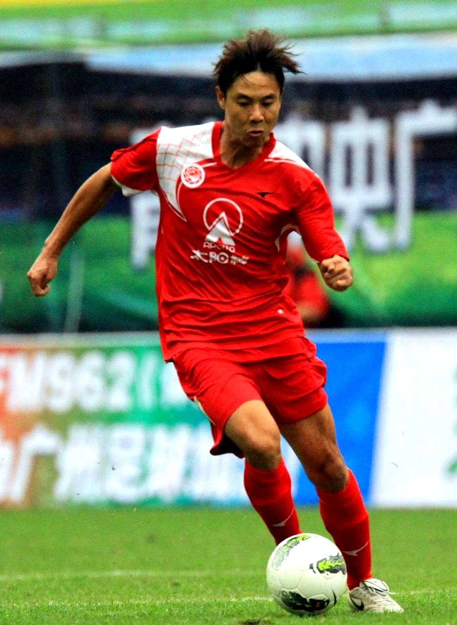 强大足球联赛盛况空前，球员表现尽展风采的简单介绍