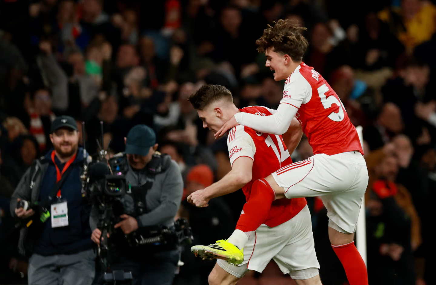 包含阿森纳取得胜利，赢得了关键的分的词条