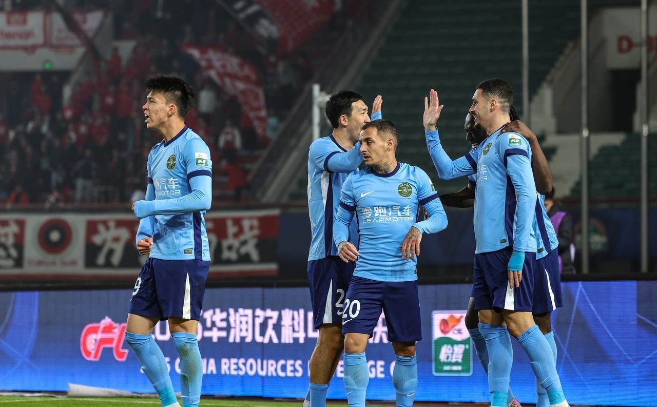 球员们在激烈比拼中展现出色的技术与意志