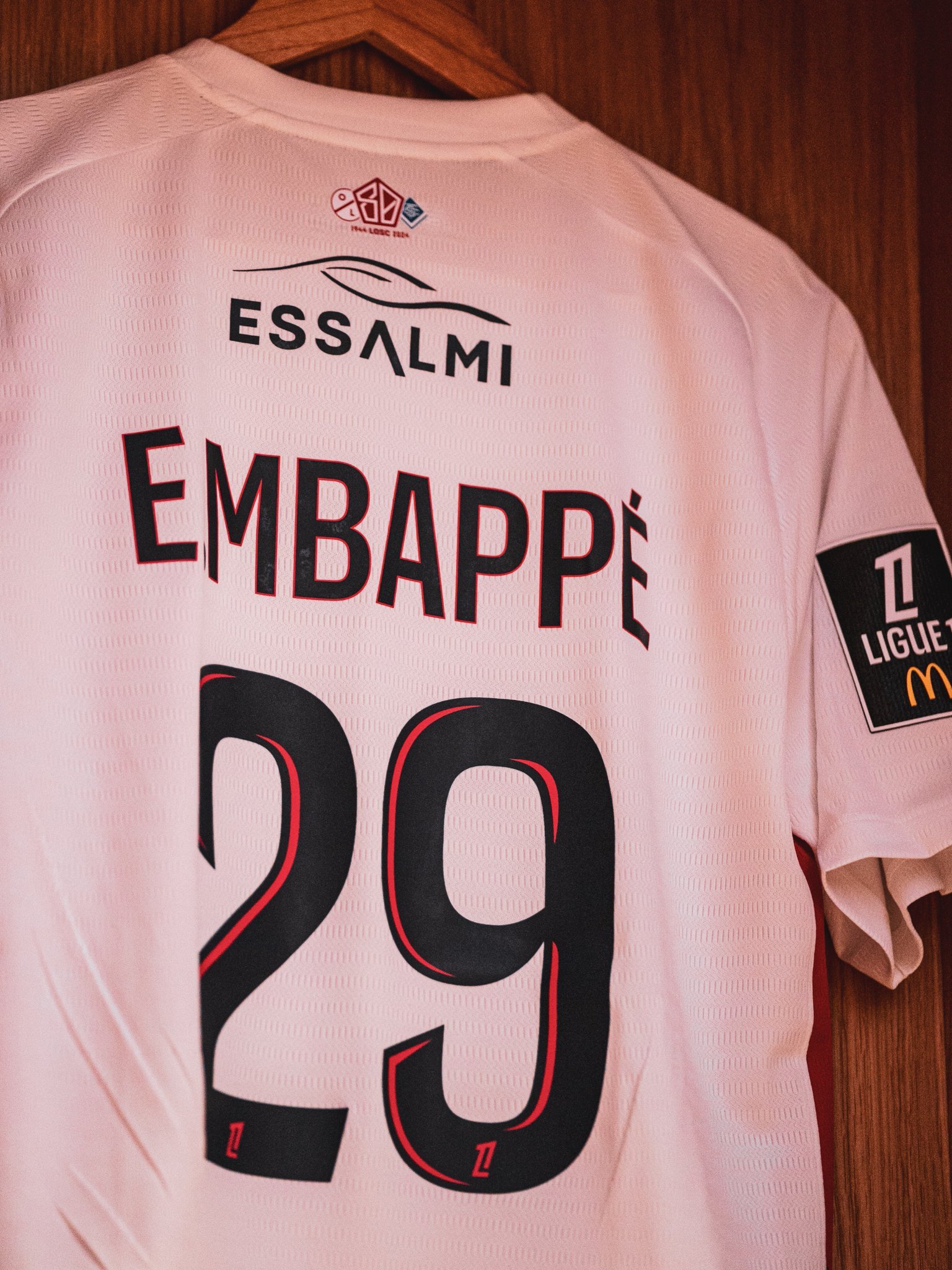 巴黎圣日耳曼客场大胜卫冕冠军里尔，法甲榜首更稳固